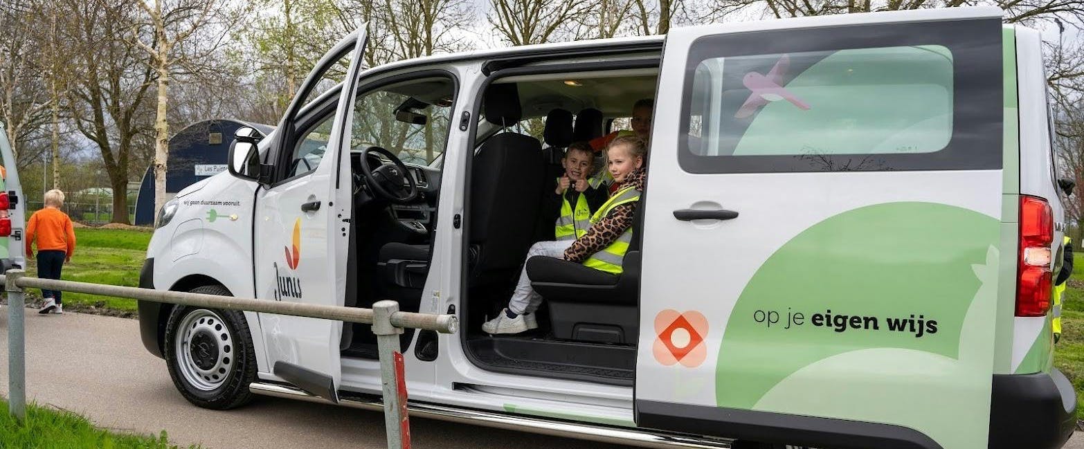 “Elektrisch rijden voelt voor ons als het nieuwe normaal”, Junis Kinderopvang over de overstap naar elektrische bussen.