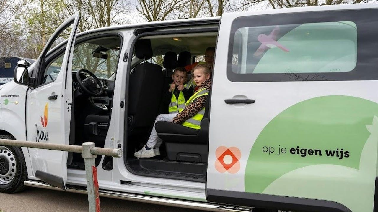 “Elektrisch rijden voelt voor ons als het nieuwe normaal”, Junis Kinderopvang over de overstap naar elektrische bussen.
