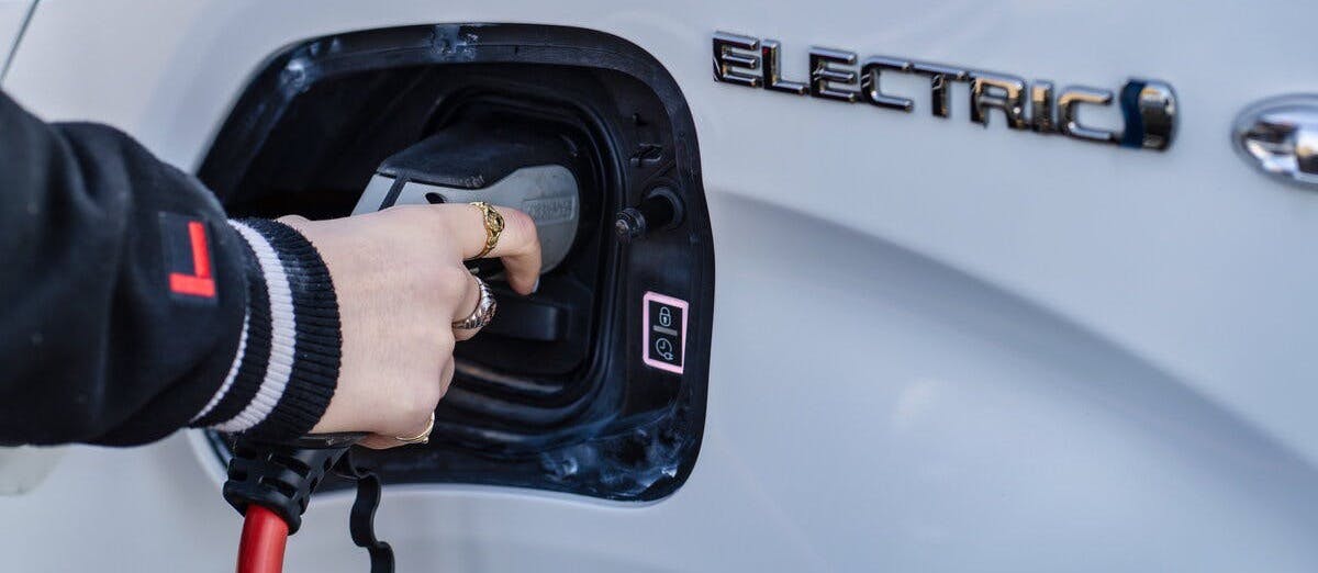 Thuisladen van elektrische bestelbussen. Slim geregeld of onnodig risico?