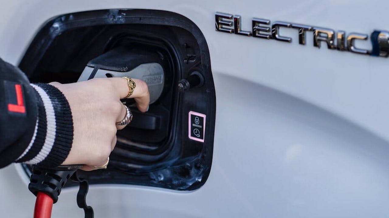 Thuisladen van elektrische bestelbussen. Slim geregeld of onnodig risico?