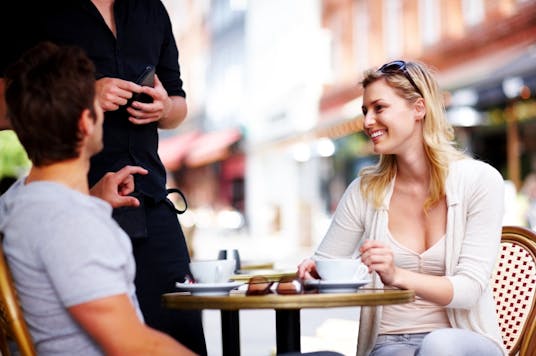 Koffie bestellen drinken terras