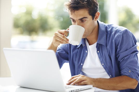Koffie drinken laptop werken