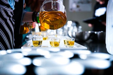 Sfeerafbeelding Theeleuten is het nieuwe wijn drinken