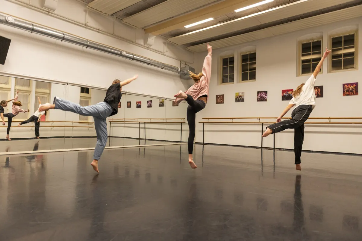 348: Choreografie groep Modern – Dans, Creëer, Vertel