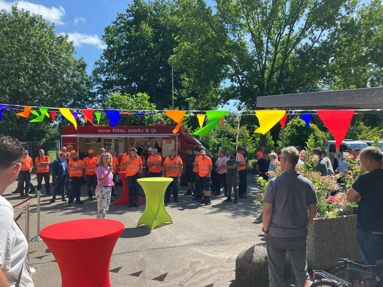 Medewerkers en directrice bij opening Olympiaweg