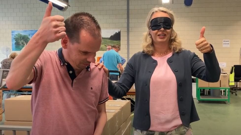 Johan en Annelies op de foto. Annelies draagt blinddoek