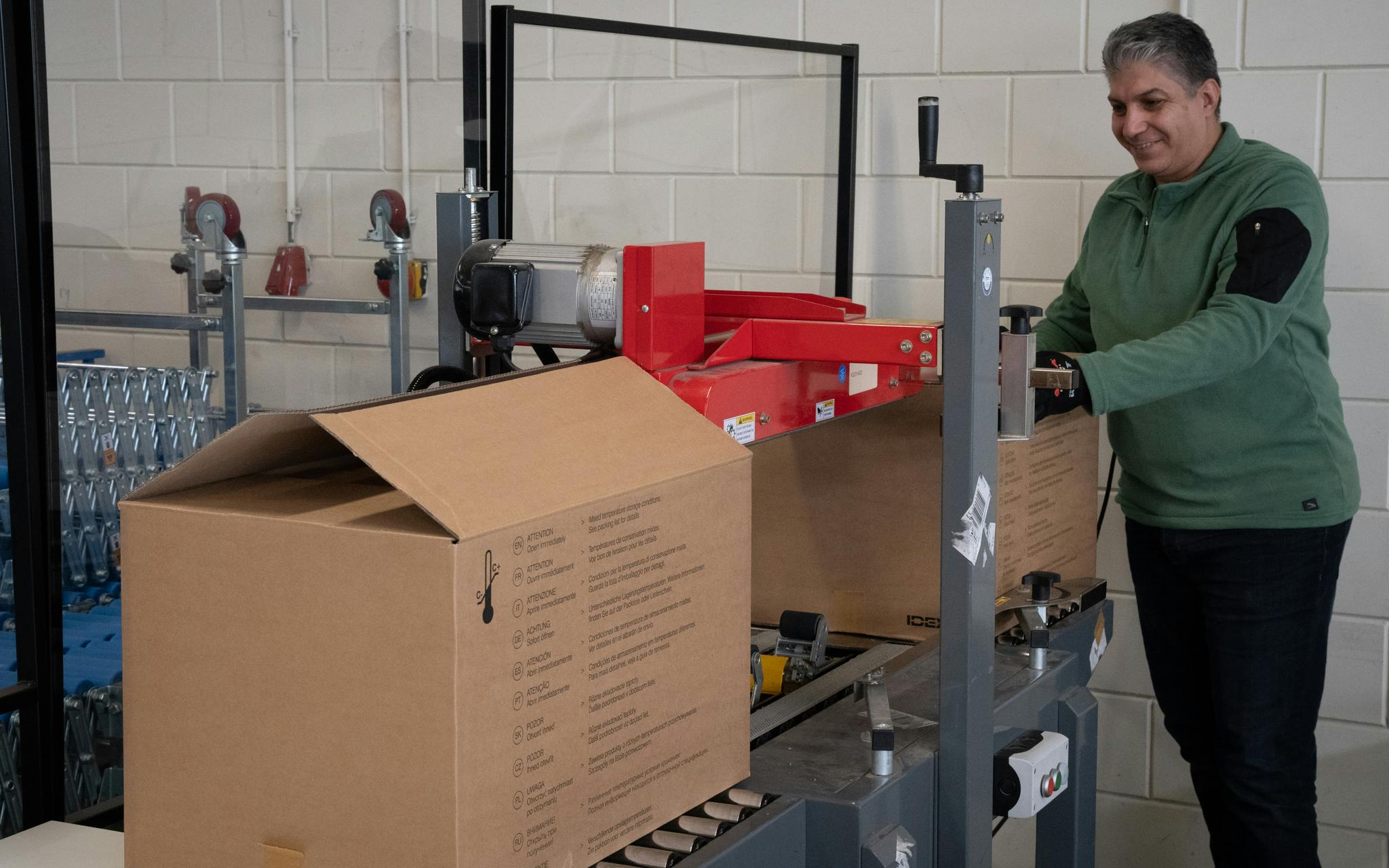 Man met verpakkingsdoos