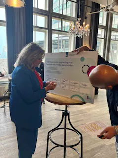 Vrouw tekent een bord met handtekeningen.