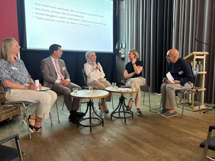 Paneldiscussie over werk en participatie, vier sprekers.