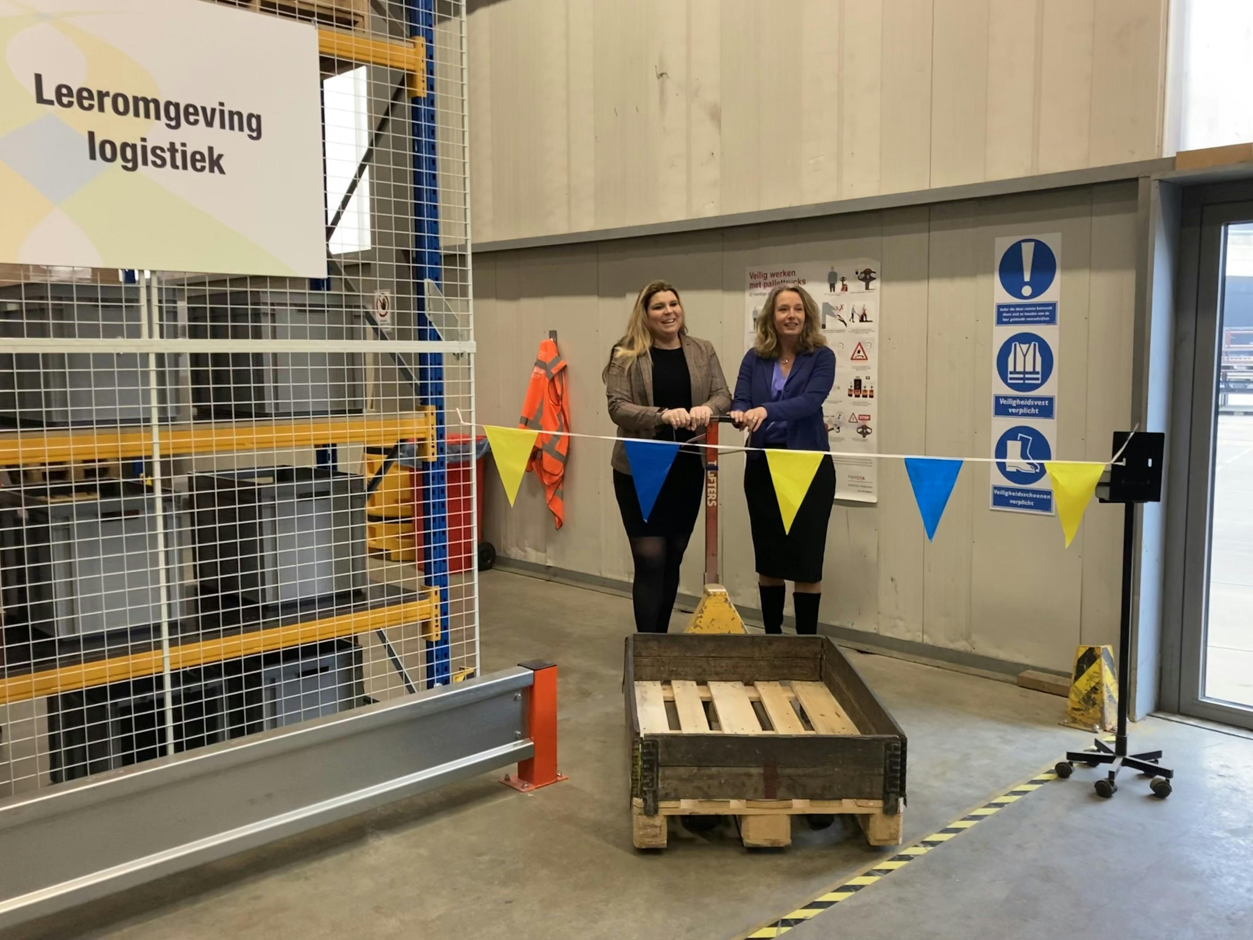 Wethouder en directeur openen simulatieomgeving logistiek