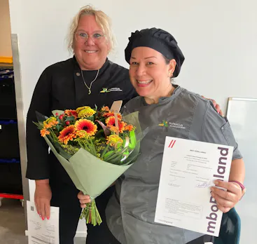 Twee koks met bloemen en een certificaat
