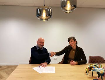 Gaston en Lisa ondertekenen overeenkomst