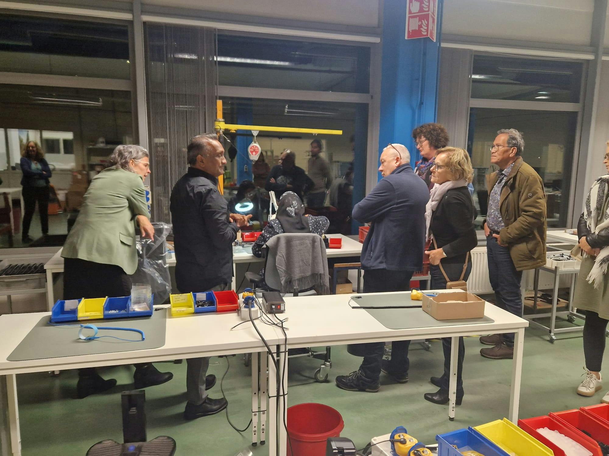 groep mensen van gemeenteraad krijgt rondleiding bij Rijnvicus