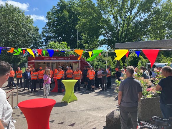 Lente-evenement met mensen en een frietkraam.