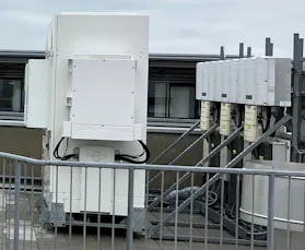 Witte telecomapparatuur op het dak van een gebouw