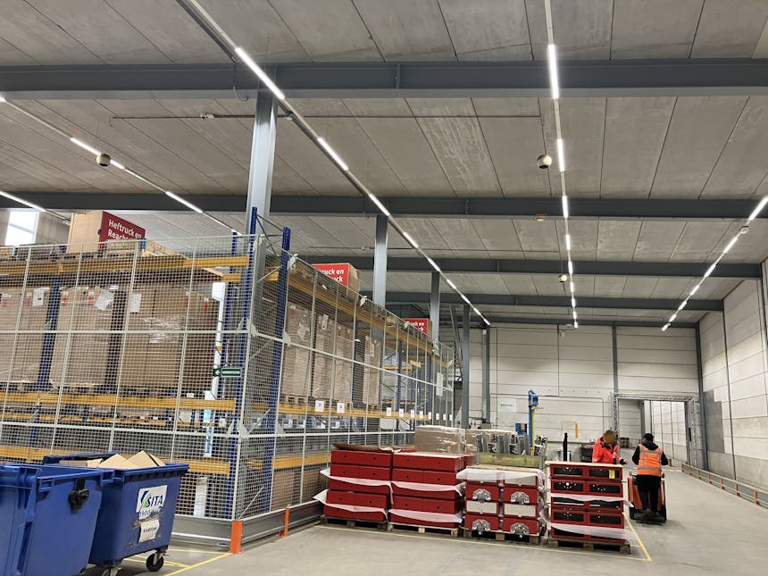 grote productiehal waar de lapen vervangen zijn door LED