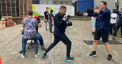 Bokstraining buiten met deelnemers en trainers