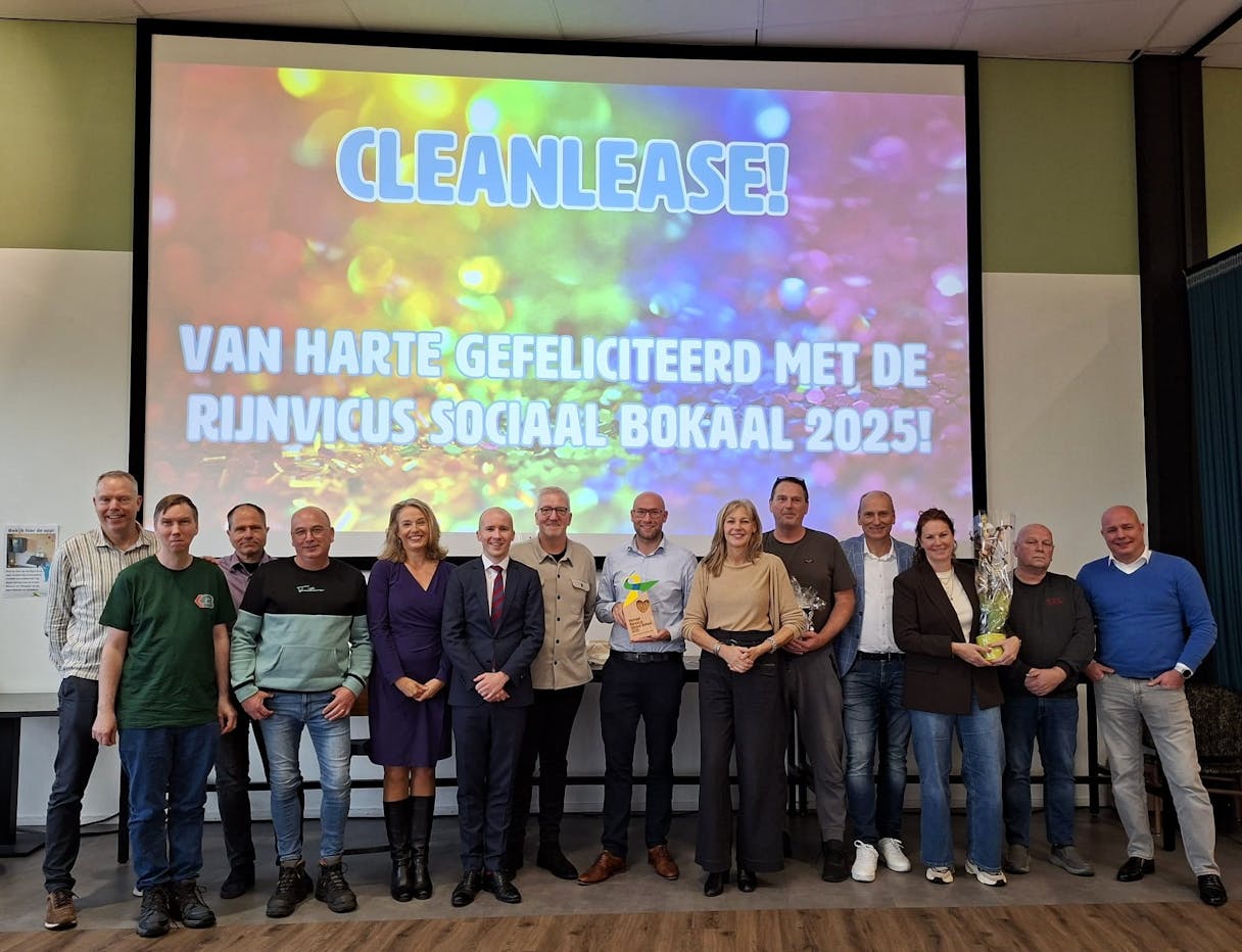 Groepsfoto tijdens de uitreiking van een prijs.