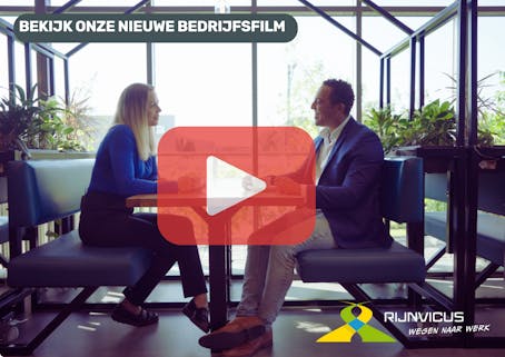 2 mensen tegenover elkaar in gesprek