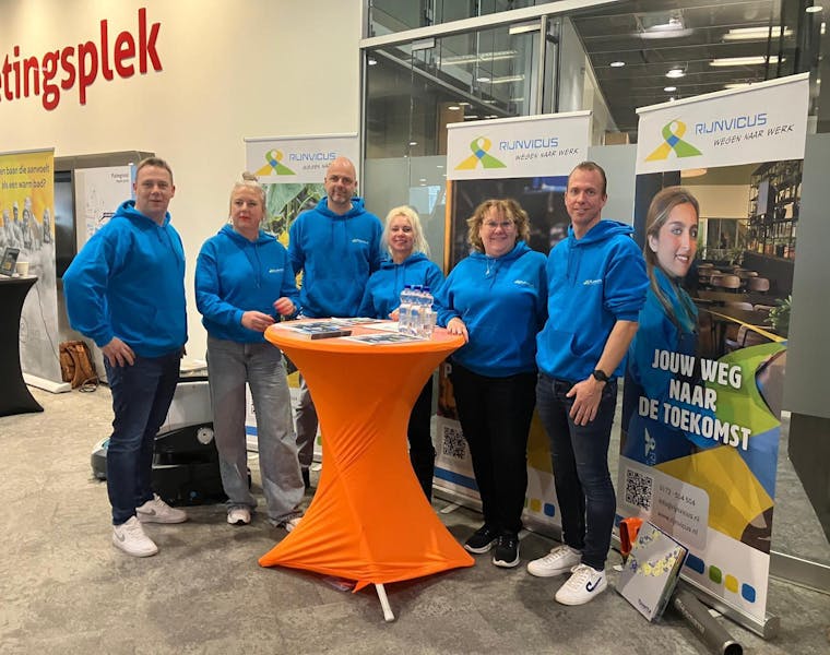 Collega's rijnvicus bij stand op de banenparade