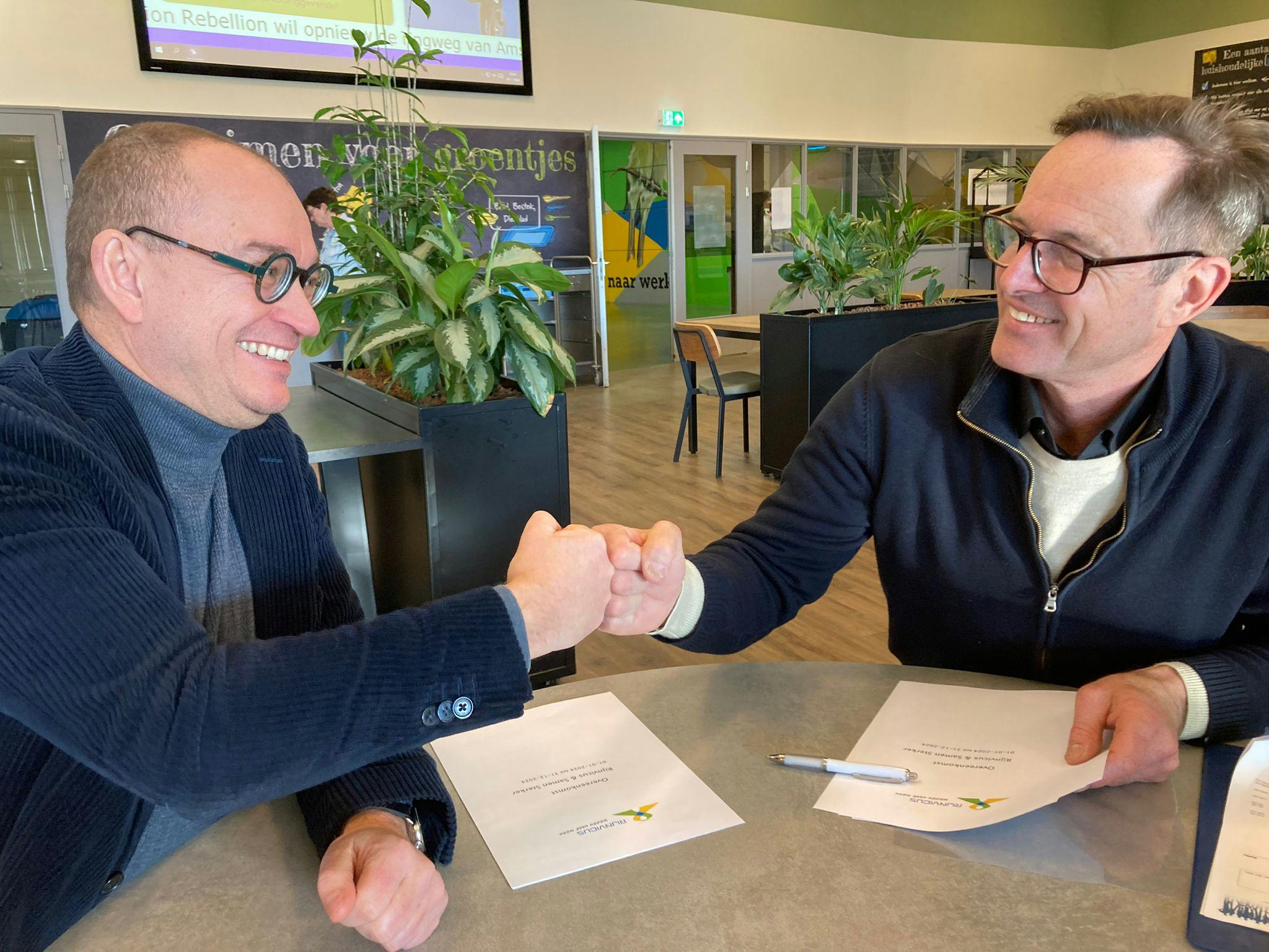 Mannen geven elkaar de box om samenwerking te vieren