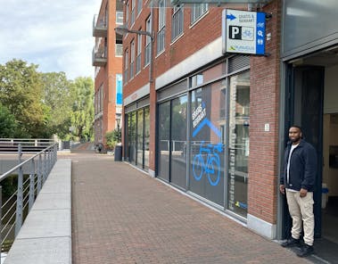 Collega Dalmer voor de fietsenstalling