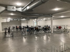 Fietsenstalling met veel geparkeerde fietsen.