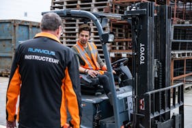 Vorkheftrucktraining met instructeur en leerling.