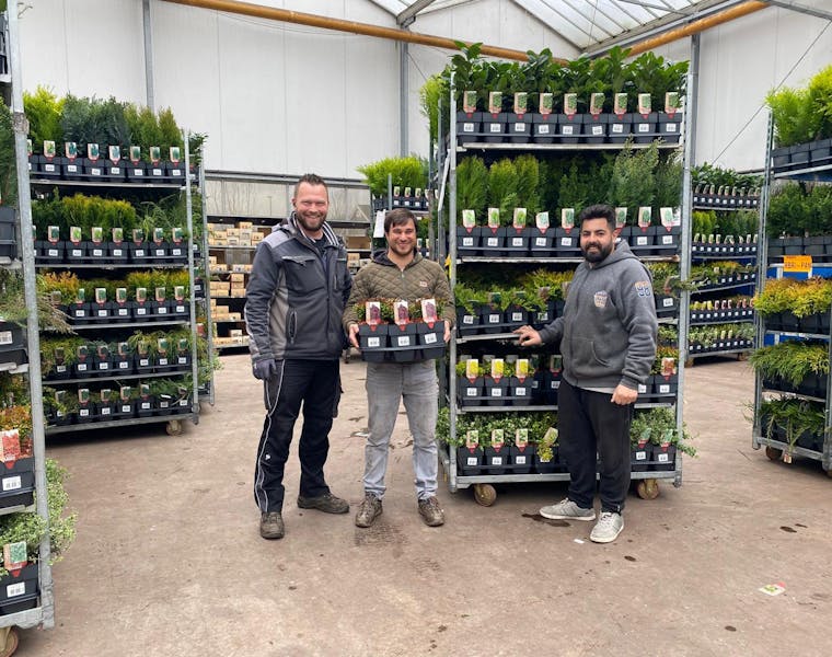 Medewerkers aan het werk in het groen