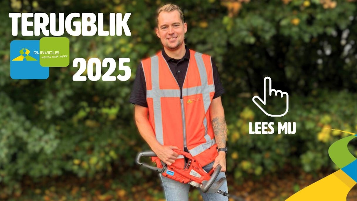 Man met zaag en verkeersvest in groen landschap.