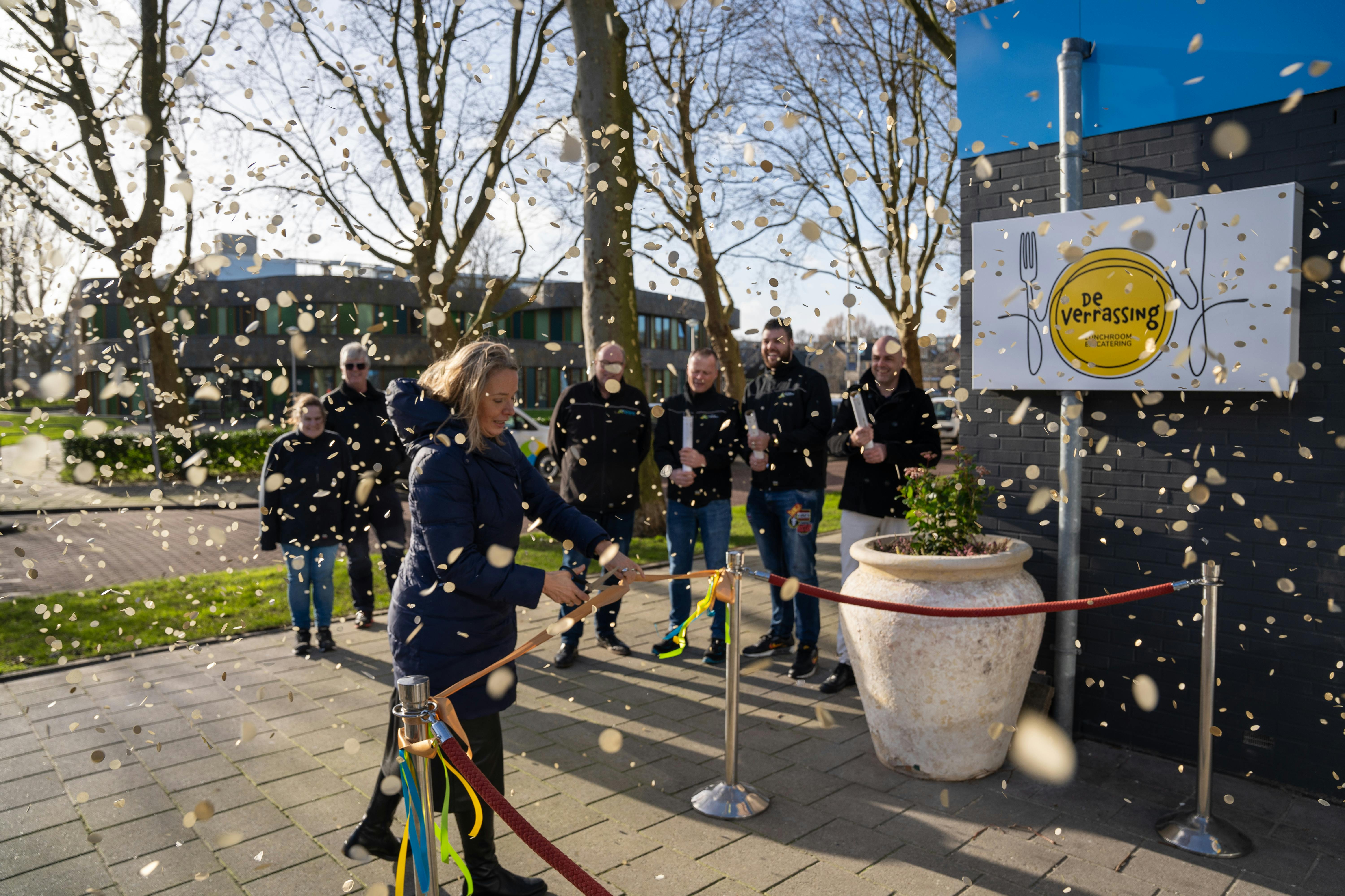 Annelies knipt lint door van verbouwde Lunchroom De Verrassing