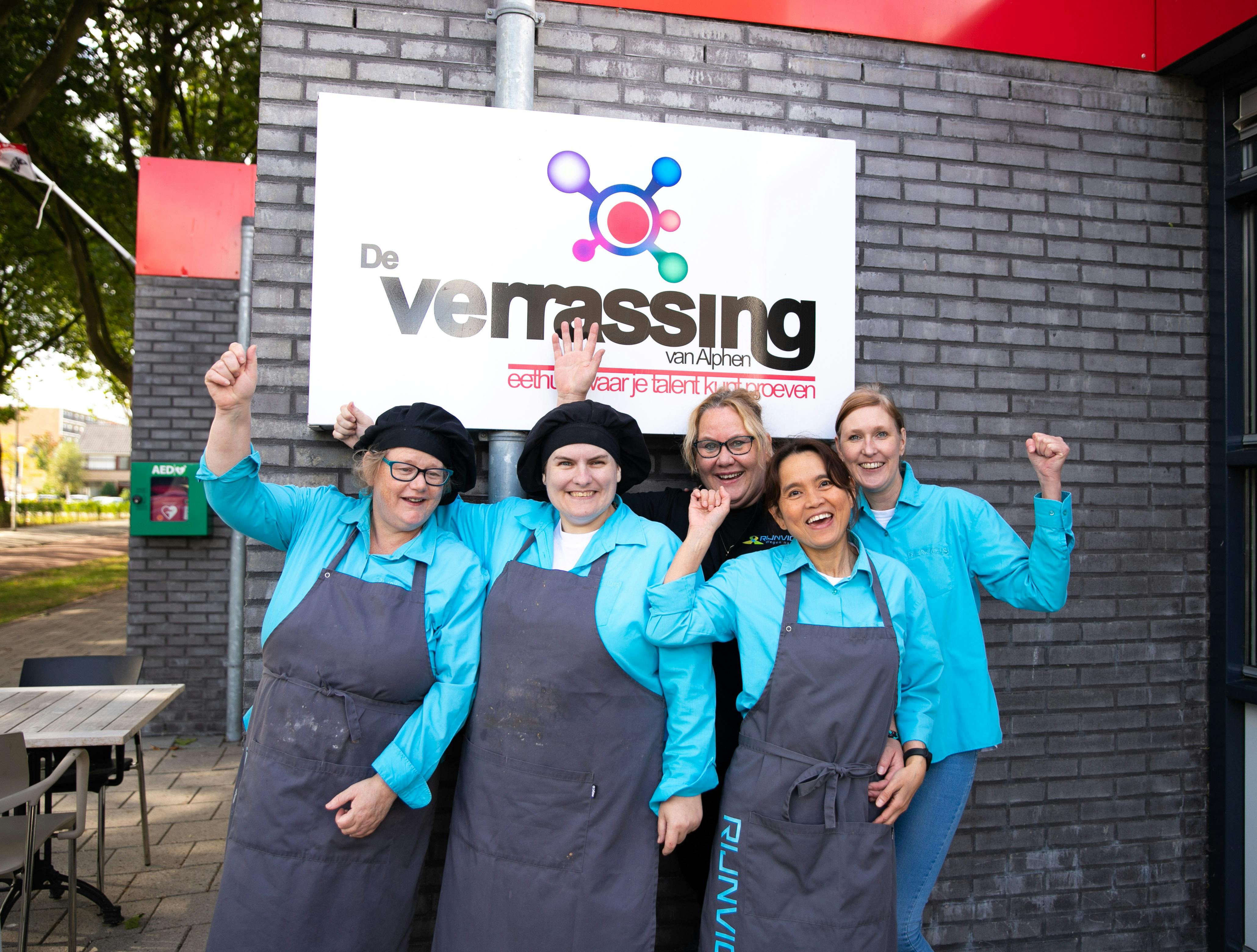 Medewerkers van De Verrassing staan voor ingang van de lunchroom