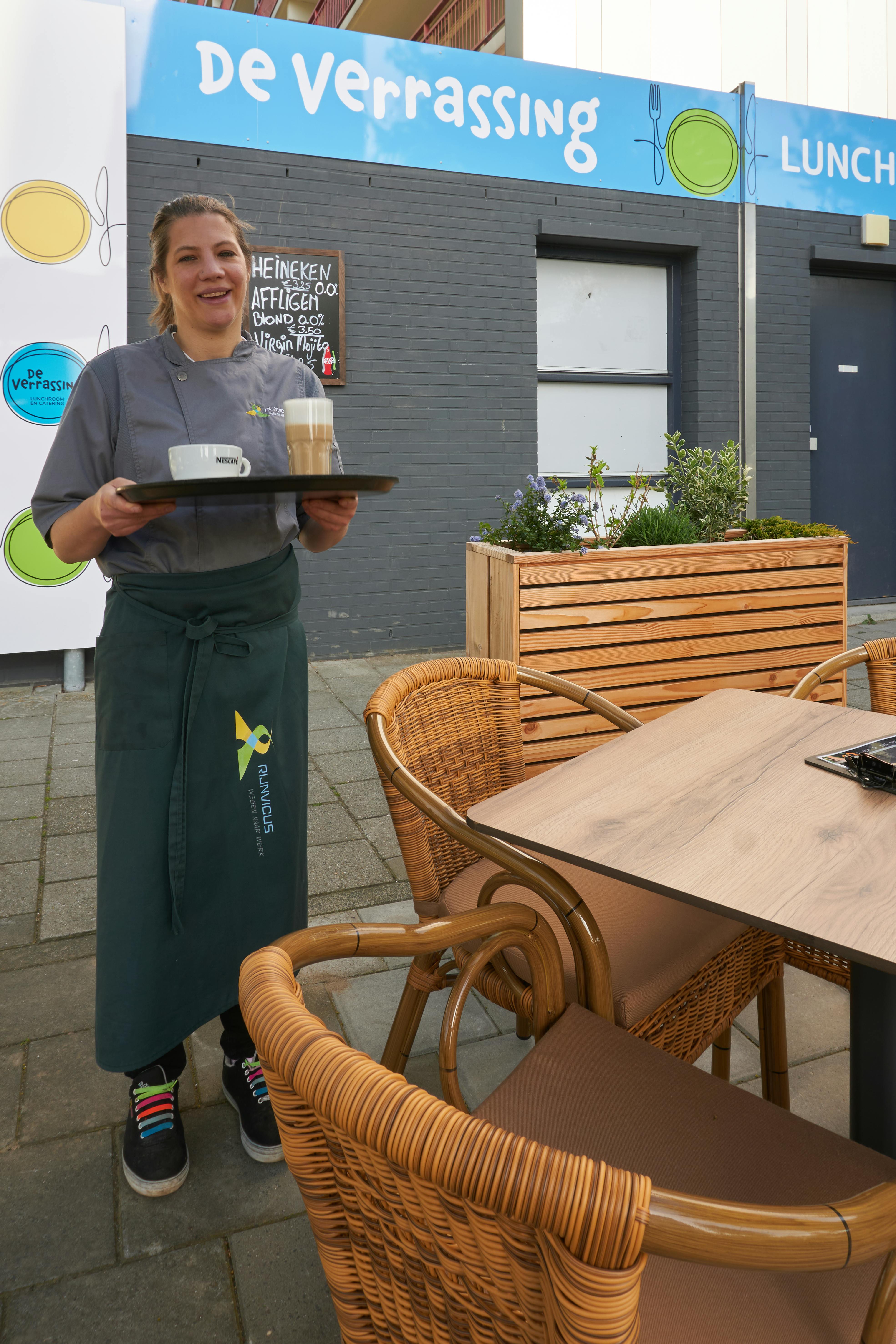 Medewerker Famke met dienblad met koffie