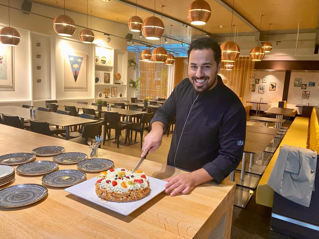 jongen aan het werk in de keuken van zijn nieuwe werkgever