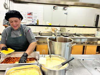 Kokkin bereidt pizza in een professionele keuken
