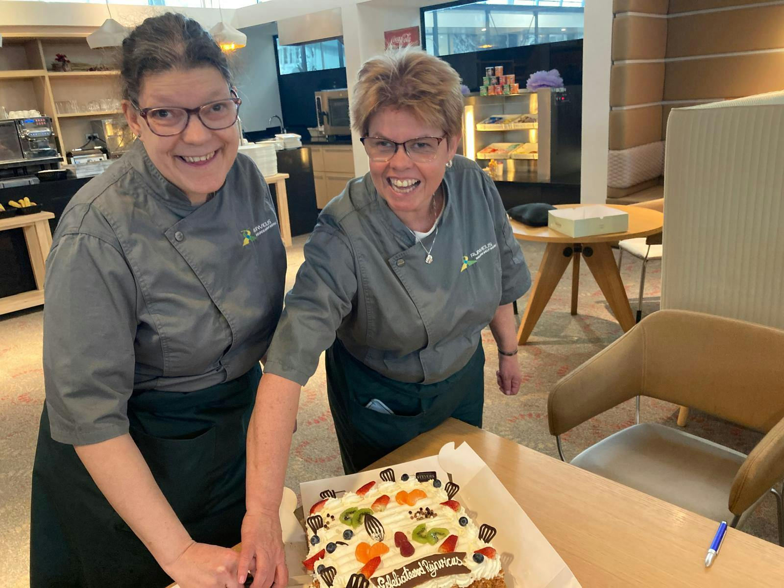 Twee dames snijden taart aan