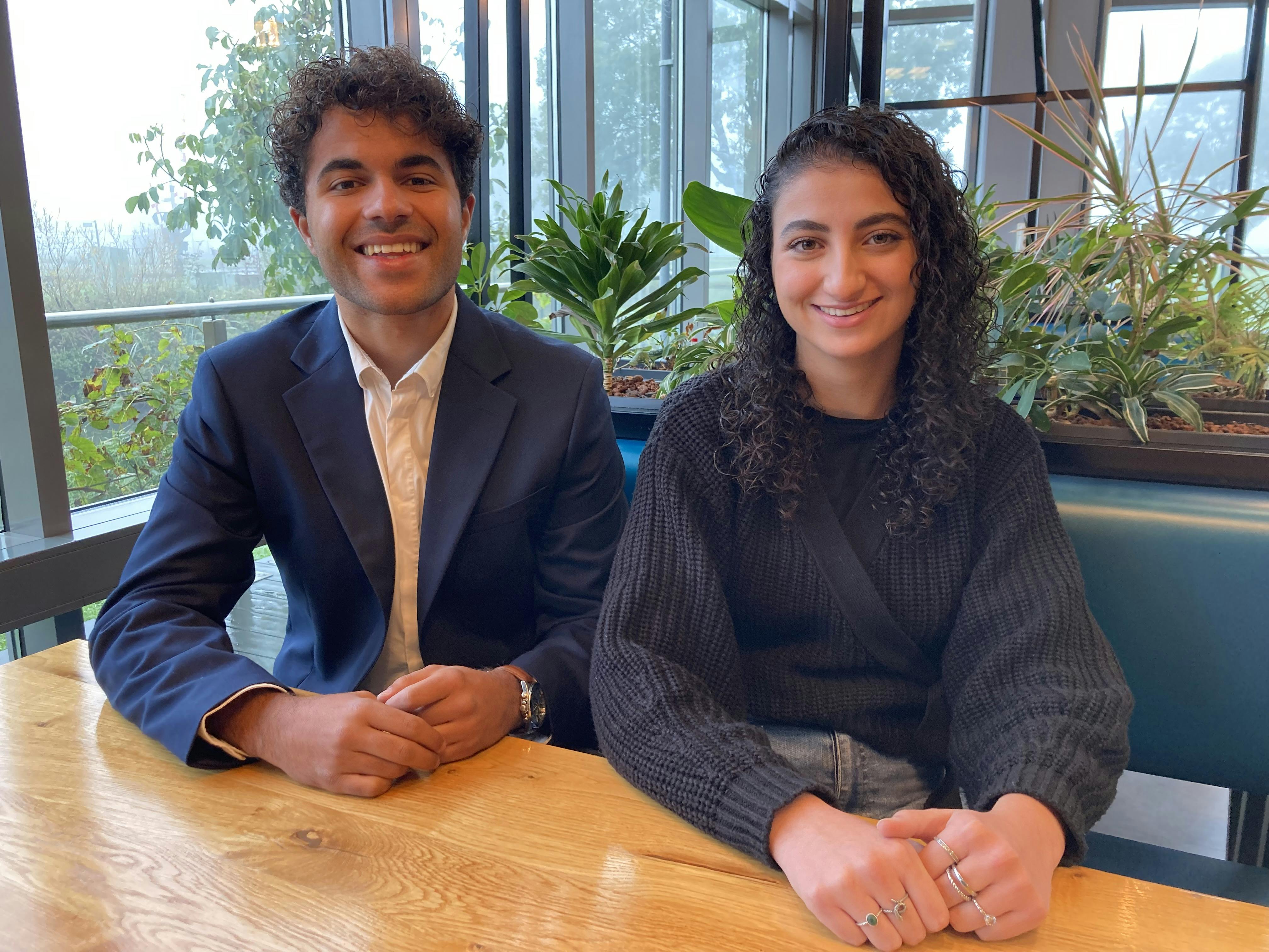 twee stagiaires van Rijnvicus glimlachen in camera