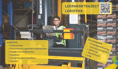 Jongeman in heftruck met logistieke functies.