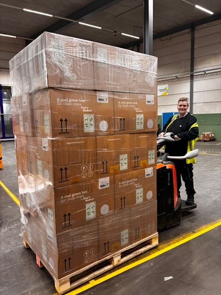 Een pallet met dozen in een magazijn.