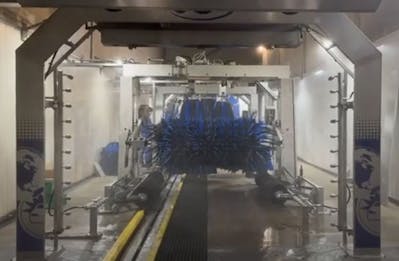 Automatische wasstraat met draaiende borstels.