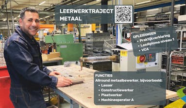 Man in werkplaats met metaalbewerkingsmachines.
