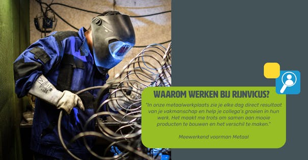 Werknemer in beschermende uitrusting werkt met metaal.