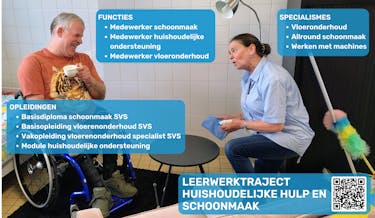 Man in rolstoel ontvangt schoonmaaktips van vrouw.