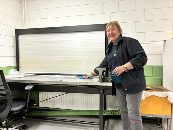 Vrouw aan het werk aan een werktafel.