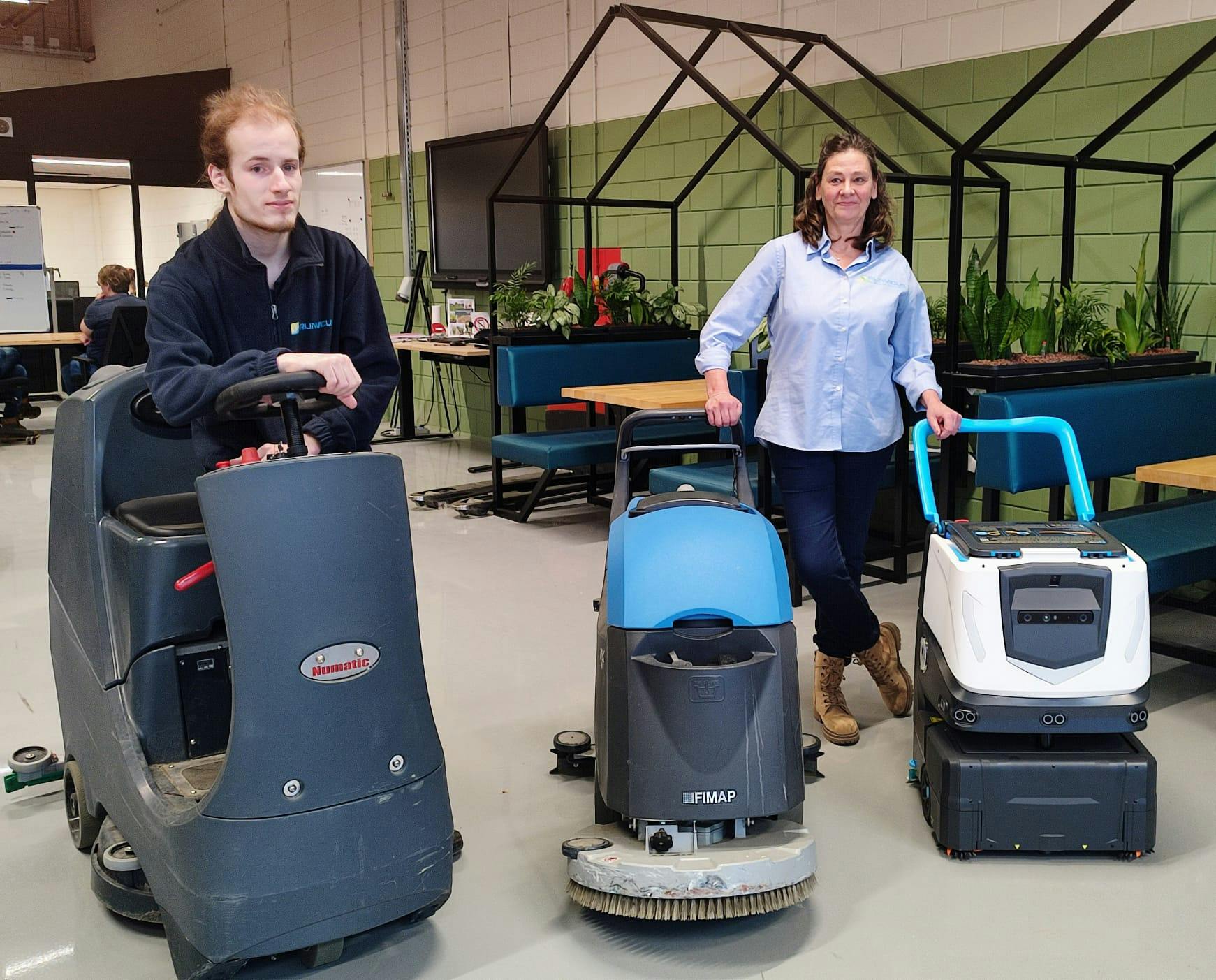 Nieuwe schoonmaakrobots met medewerkers van schoonmaak van Rijnvicus