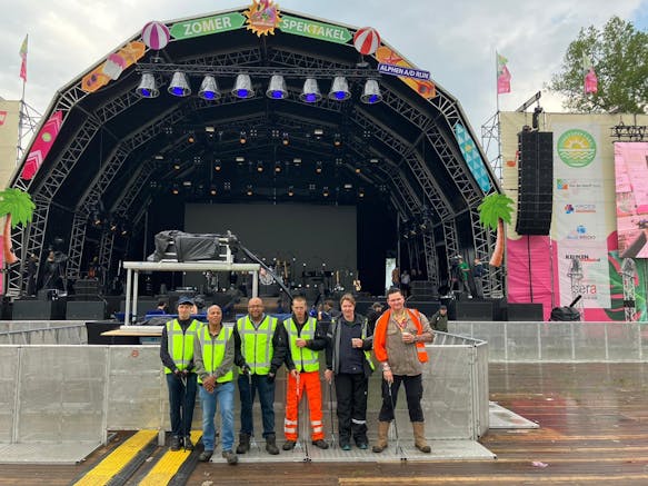 groepsfoto collega's die schoonmaken op zomerspektakel