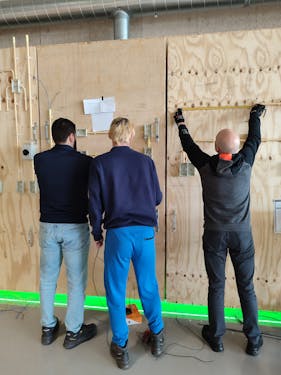 3 mannen aan het werk binnen de elektrotechniek