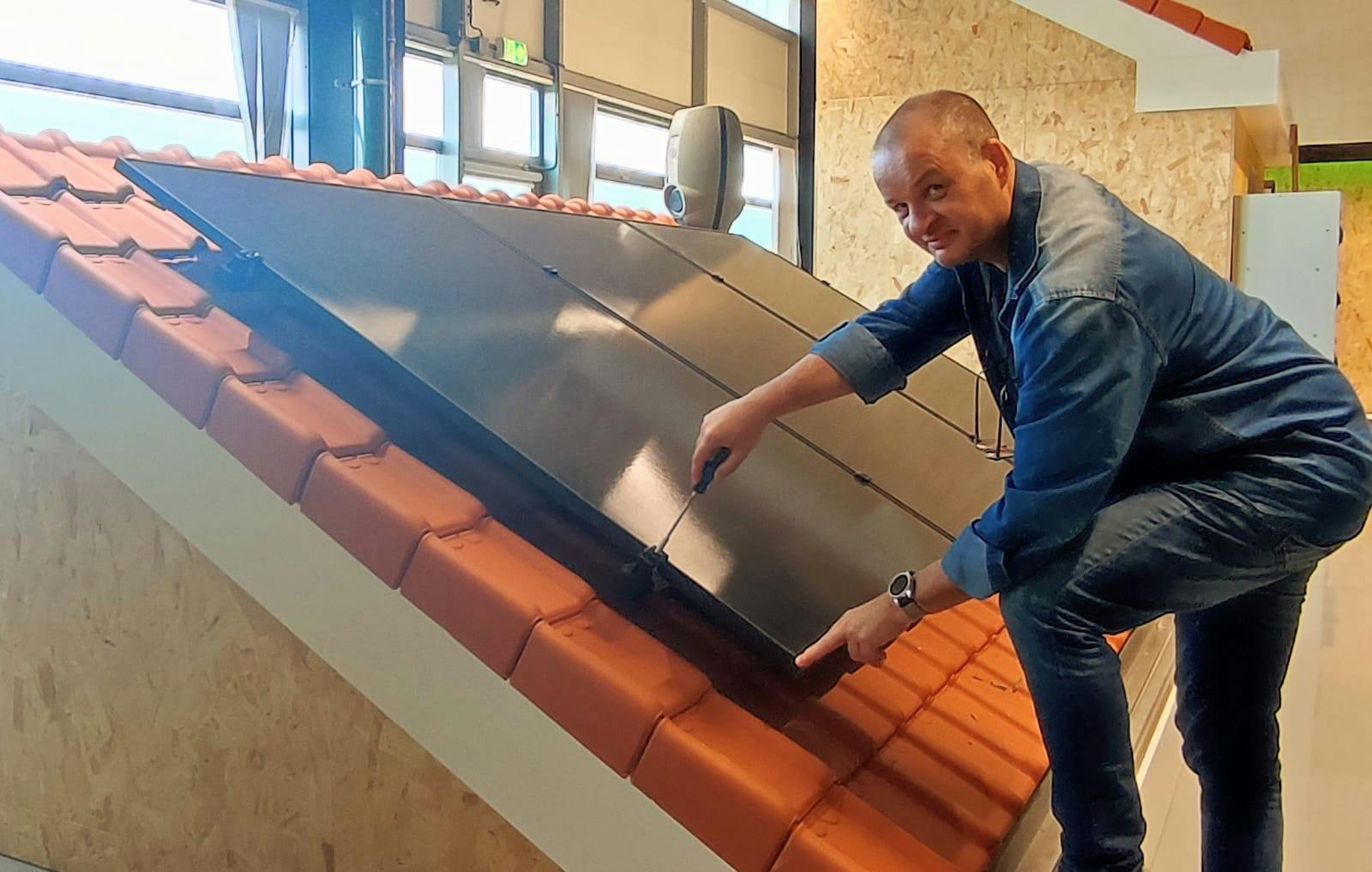 man leert jongen uit hoe de techniek werkt