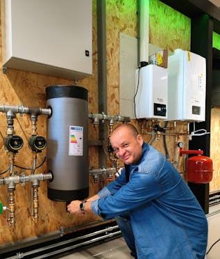 man instaleert warmtepomp