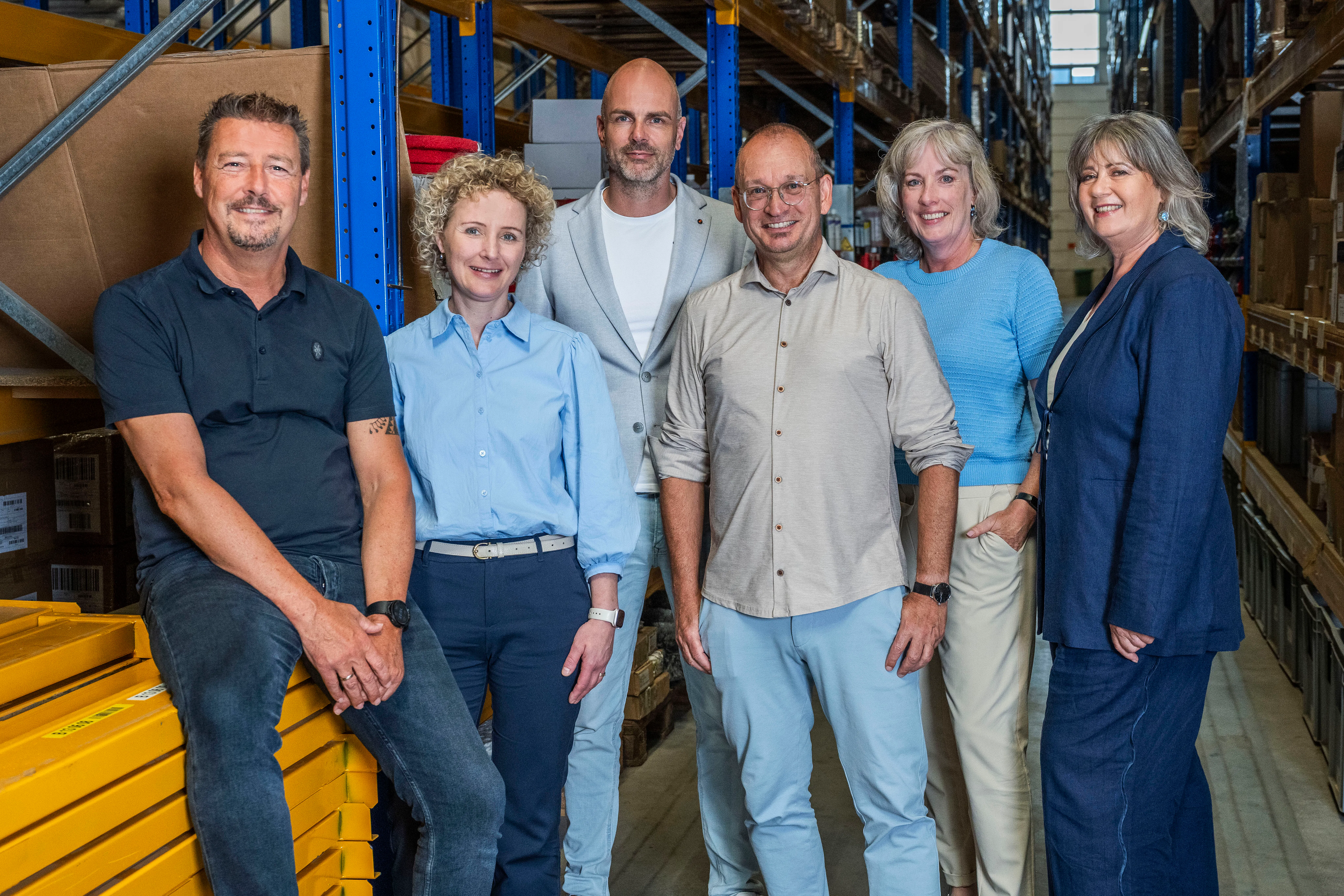 MT team poseert op afdeling logistiek